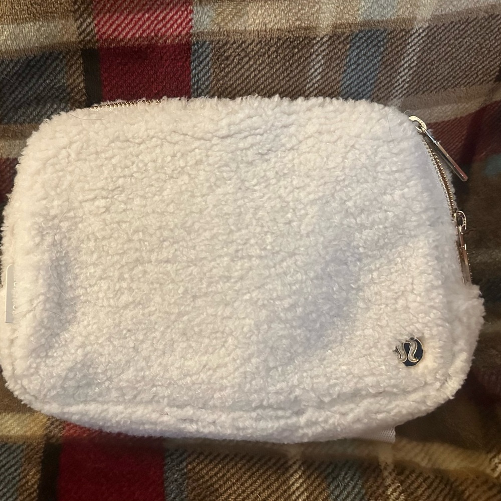 Lululemon 2L belt bag